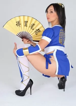 Соблазнительная азиатская красотка обнажает свою маленькую попку и большие сиськи