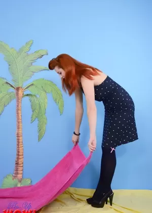 Толстая блондинка Darkwing Zero обнажает свои нейлоновые топы во время действия под юбкой