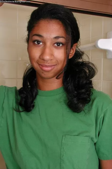 Высокая негритянка раздевается перед тем, как намочить свой пышный куст в душе