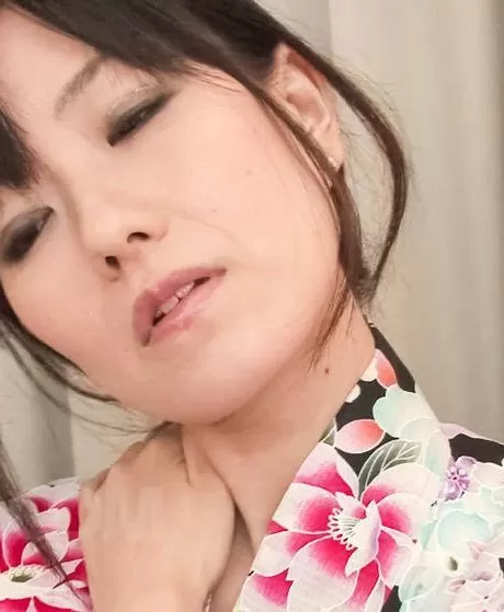 Азиатка Манами Комукай получает вибратор на грудь и сосет два инструмента