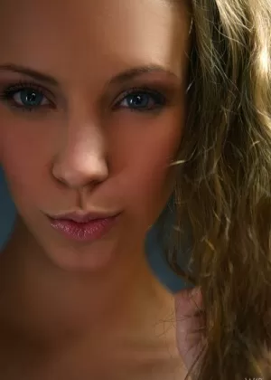 Сексуальная девушка-подросток с милым личиком гордо качает своей гибкой фигурой в обнаженном виде