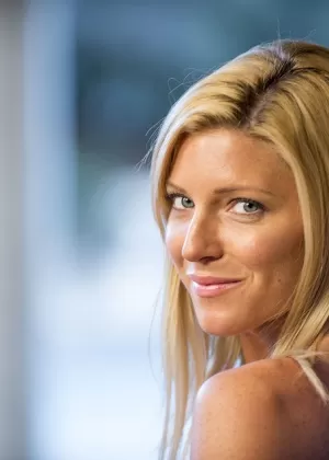 Милфа-блондинка на высоких каблуках мелькает голой юбкой, обнажая горячие сиськи на открытом воздухе