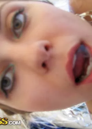 Блондинка Адель надевает шапочку-бандану во время съемок домашнего секс-видео