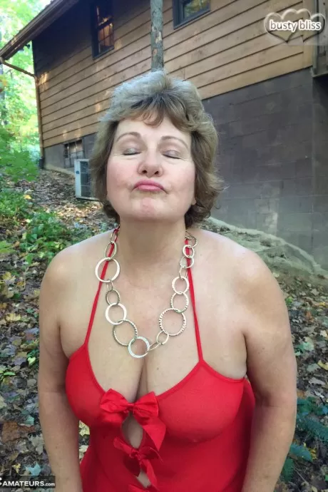 Пожилая грудастая любительница Блисс демонстрирует свои большие натуральные сиськи обнаженн 1