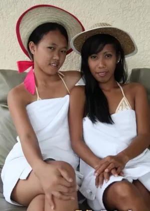 Девушки лесбиянки Адриана Зи и Линдси Олсен занимаются сексом во внутреннем дворике у бассейна