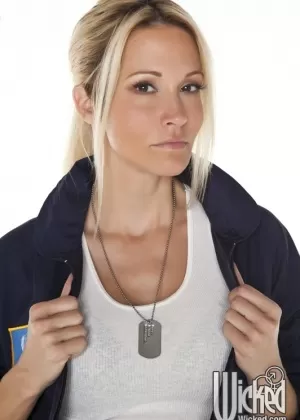 МИЛФ красотка в униформе Джессика Дрейк демонстрирует свои большие дыни