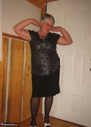 Толстая богиня пояса Нэн щеголяет в юбке без трусиков, прежде чем обнажить свои большие сиськи