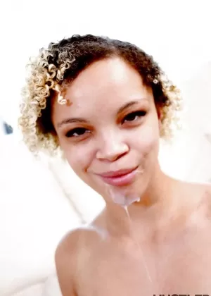 Негритянка шлюха Эшли Лувбаг принимает сперму на лицо от белого члена