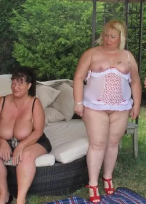 Возбужденная бабуля Клэр Найт засовывает свой страпон в свою бритую вагину