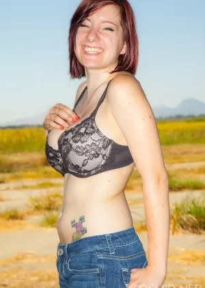 Молодая блондинка Дженни раздевается догола во время кормления своих свиноматок на ферме