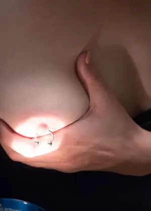 Одинокая девушка с пирсингом Аманда Мари вставляет фонарик в свое влагалище