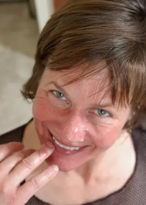 Уродливая любительская шлюха наполняет свой грязный рот огромным черным членом и ест сперму