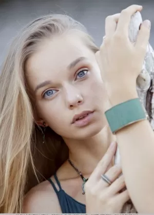 Красивая молоденькая Милена Ди показывает свою подстриженную киску на камнях в русле реки