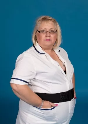 Зрелая медсестра Ива Уайлд раздвигает толстую пизду и вставляет медицинский прибор