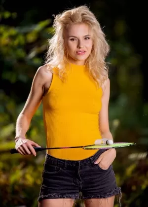 Татуированная рыжеволосая азиатка Тера Патрик показывает свои фальшивые сиськи, раздеваясь догола