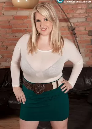 Пухленькая блондинка Янне Холлан снимает свой свитер, чтобы обнажить свои колотушки