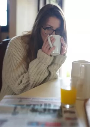 Едва законная девушка Кэти Кинг показывает свои милые трусики, прежде чем раздеться дома