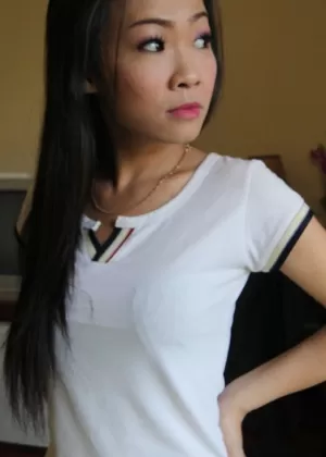 Зрелая дама занимается лесбийским сексом со своей падчерицей на кровати