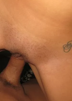 Грудастая девушка Алиссия Кент получает сперму в открытый рот после секса на кровати