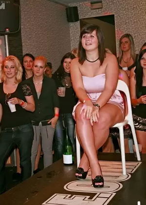 Межрасовая вечеринка в одежде с возбужденными девушками и сексуальными стриптизершами