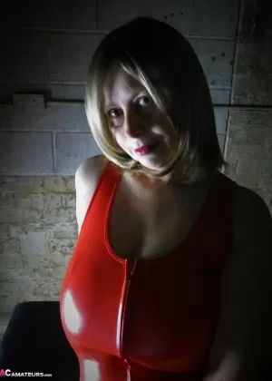 Любительская толстушки Саманта позирует обнаженной в латексных сапогах выше колена возле своего дома