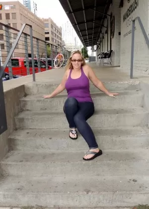 Толстая любительница Ди Сирен теребит пальцами и кулаками свою киску внутри припаркованной машины