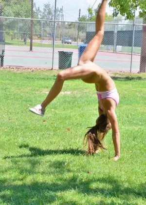 Сольная модель Келси Монро делает перевернутый шпагат в гетрах