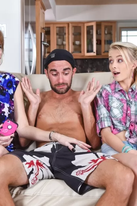 Дуэт матери и дочери делает селфи, отсасы 1