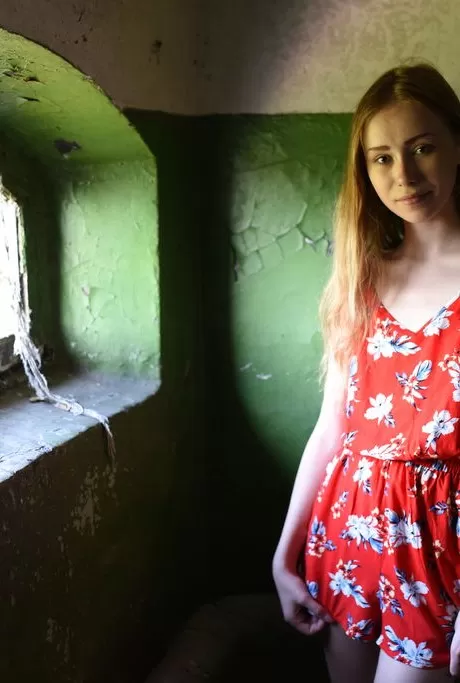 Высокая молоденькая Марика Би великолепно позирует обнаженной перед окном с видо 1