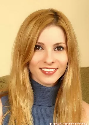 Длинноногая горячая рыжая Фейт нагибается голышом в черных чулках, показывая маленькую попку