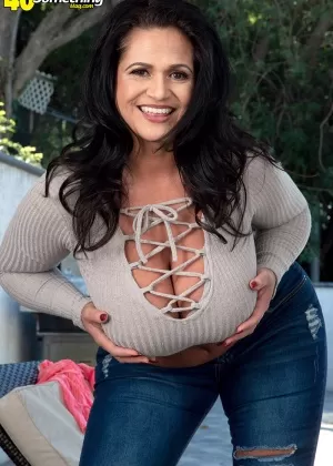 Толстые зрелые женщины Кайлани Кай щиплет себя за соски после того, как обнажила свои колотушки