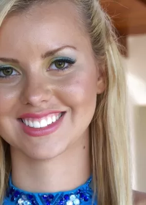 Потрясающая латиноамериканка Джесси Роджерс демонстрирует свою потрясающую попку