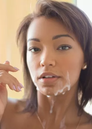 Великолепная азиатка выглядит еще более великолепно с огромным лицом