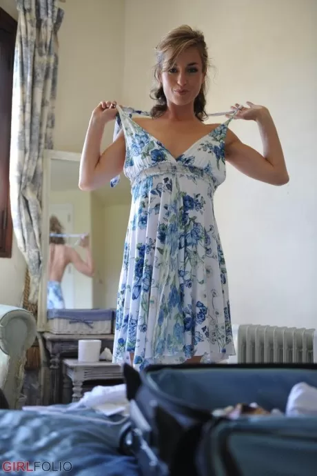 Красивая девушка Мелани Уолш сбрасывает свое платье, чтобы надеть бикини, показывая свои сиськи