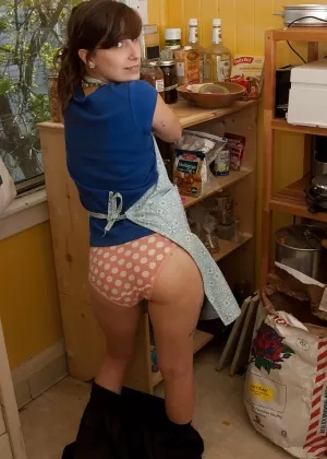 Молоденькая блондинка Ева Тали щеголяет задорными сиськами и бритой киской во время обнаженного концерта