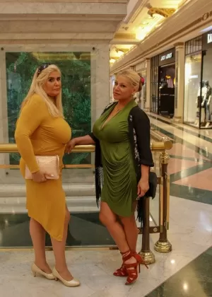 Большезадая блондинка Ди Сирен курит сигарету перед БДСМ сексом и водными видами спорта