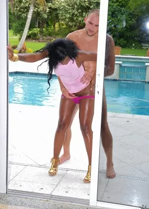 Молодая любительская индийская шлюха Яра Скай чувственное сольное шоу обнаженной натуры