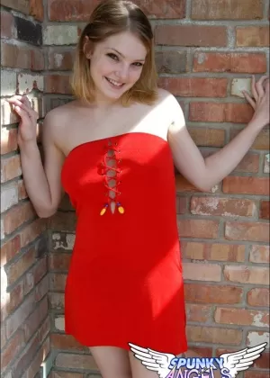 Тип девушки по соседству снимает джинсы, чтобы позировать на кровати в лифчике и нижнем белье