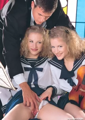 Горячая блондинка трахается из жопы в рот на зеленой траве с высоты птичьего полета