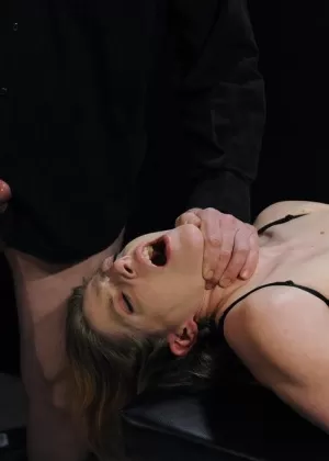 Тощую самку тщательно сдерживают и пронизывают машинными фаллоимитаторами