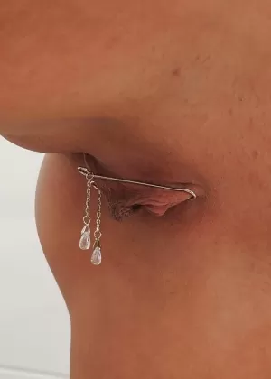 Евро лесбиянки Мэйси и Киара Лорд снимают бикини в сауне для дрочки пизды