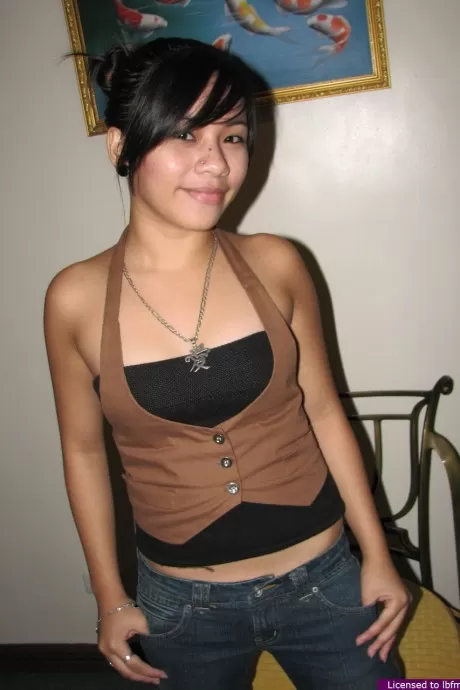 Молоденькая азиатка впервые выставляет на всеобщее обозрение свою киску на посадочной полосе