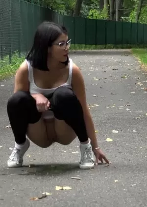 Молодые лесбиянки писают друг на друга во время секса страпоном на массажном столе