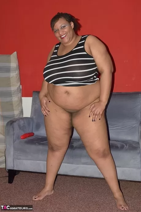 Тучная негритянка Curvy Bunny B смазывает маслом свои сиськи, прежде чем поиграться со своей вагиной