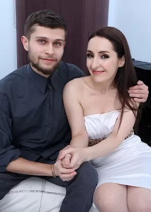 Горячая зрелая блондинка соблазняет молодого подростка на страстный межрасовый секс втроем с рогоносцем