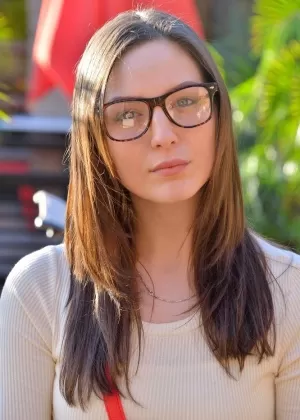 Занудная брюнетка нуждается в мастурбации своей возбужденной пизды наихудшим из возможных способов