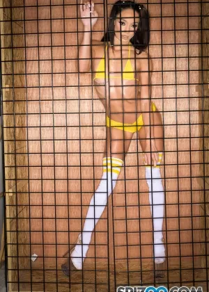 Молодая японская девушка приподнимает футболку над своими упругими сиськами, прежде чем показать свой куст