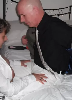 Старые и молодые лесбиянки целуются, полностью раздеваясь на своей кровати