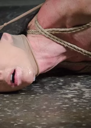 Сексуальная блондинка Наташа Уайт украшена повязкой на глазах перед действием P2M