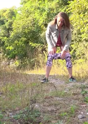 Сексуальная рыжая Антония Сайнс и ее друг-мужчина писают друг на друга во время секса